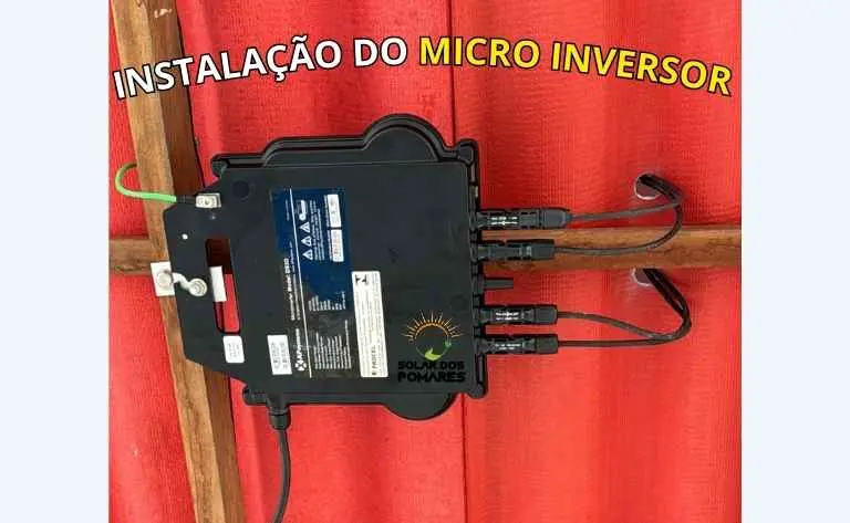 Kit Energia Solar On Grid - Micro Inversor APsystems DS3D Basic – 240 a 300 kwh/Mês 5 Instalação de micro inversor APsystems DS3D pela Solar dos Pomares em estrutura de madeira, com conexões elétricas destacadas