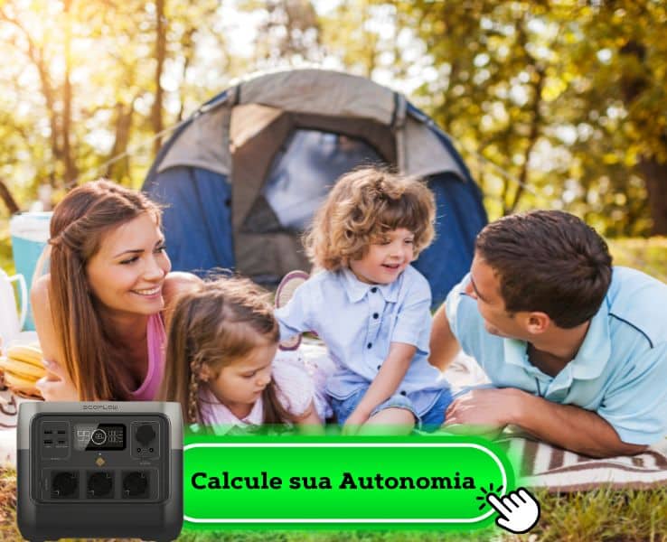 Calculadora Para Estação de Energia Portátil. Família com dois adultos e duas crianças sentada em um piquenique ao ar livre, sorrindo em frente a uma barraca de camping; no canto inferior esquerdo, uma estação de energia portátil EcoFlow. Texto grande na parte superior diz "Calculadora Energia Portátil". Calculadora para Estação de Energia Portátil. Calculadora Ecoflow
